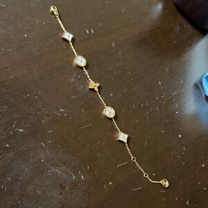 Elegant Gold and White Floral Bracelet